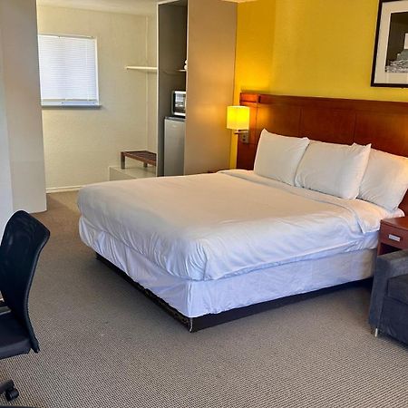 Lakeshore Inn Water Front Моузъс Лейк Екстериор снимка