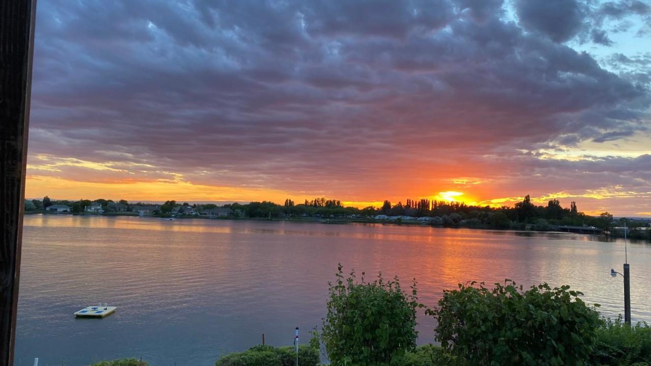 Lakeshore Inn Water Front Моузъс Лейк Екстериор снимка