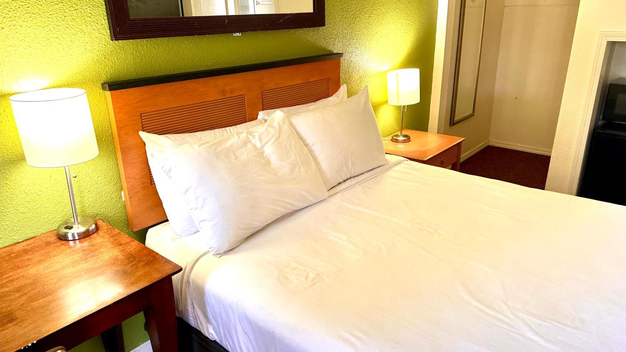 Lakeshore Inn Water Front Моузъс Лейк Екстериор снимка