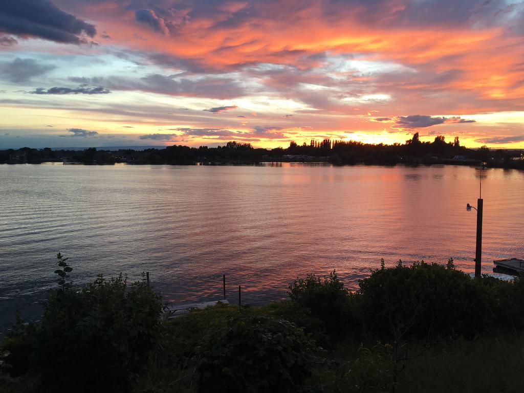 Lakeshore Inn Water Front Моузъс Лейк Екстериор снимка